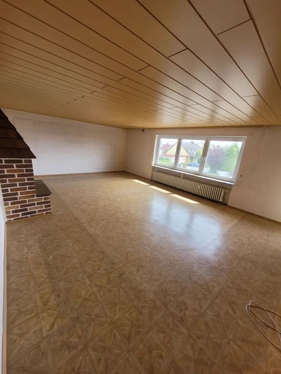 Dasselbe Wohnzimmer nach der Entrümpelung in Würzburg